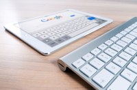 Das Bild zeigt ein Tablet sowie eine PC-Tastatur.